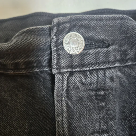 Levi's Dark Denim Frayed Shorts - Picture 4 of 6